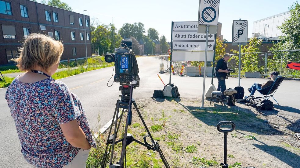Journalisten harren vor dem Krankenhaus in Oslo aus, in dem König Harald V. behandelt wird. Foto: Lise Åserud/NTB/dpa