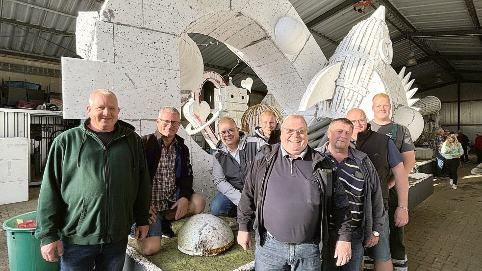 Die Wagenbauer Wiesmoor-Mitte (von links) haben in diesem Jahr zwei Wagen gebaut (von links): Henning Tramann, Frank de Buhr, Holger Diener, Nico Schoon, Menno Pollmann, Focke Herrmann, Uwe Bohlen und Felix Gurris. Es fehlen im Bild: Hendrik Puls, Justin Brands, Endrik Mindken. Foto: Nicole Böning