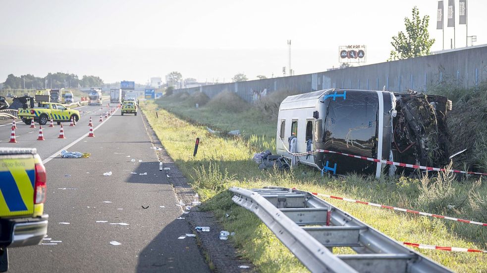 Zwei Schulklassen aus Schleswig-Holstein waren auf dem Weg nach Paris, als ihr Reisebus nahe Wezep verunglückte. Foto: Jeroen Jumelet
