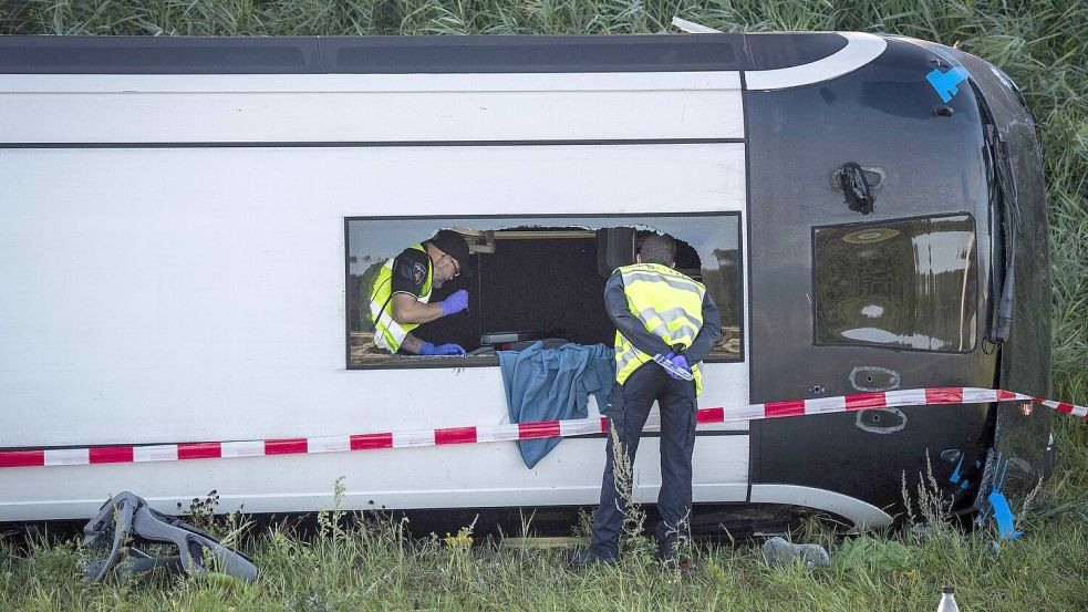 Rettungskräfte versorgten die Insassen des Reisebusses nach dem Unfall auf der A28 bei Wezep. Foto: Jeroen Jumelet
