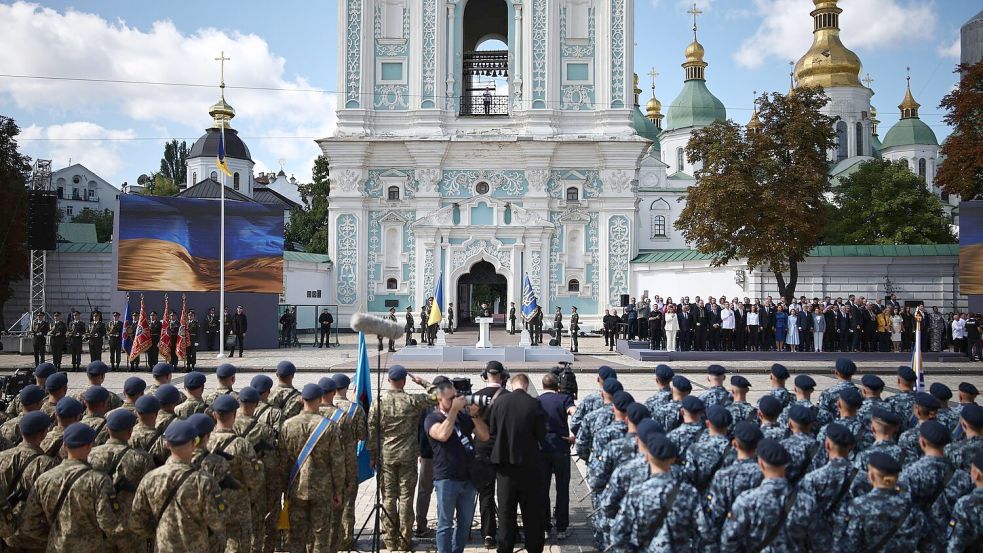 Am Nationalfeiertag gedachte die Ukraine auch der vielen Gefallenen in ihrem Krieg um die Bewahrung ihrer Unabhängigkeit. Foto: Henry Nicholls/POOL AFP via AP/d