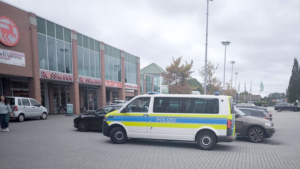 Die Polizei war am Samstag, 15. August 2026, in Ostrhauderfehn im Einsatz und nahm die Ermittlungen nach einer Unfallflucht auf. Foto: Daniel Grüneke
