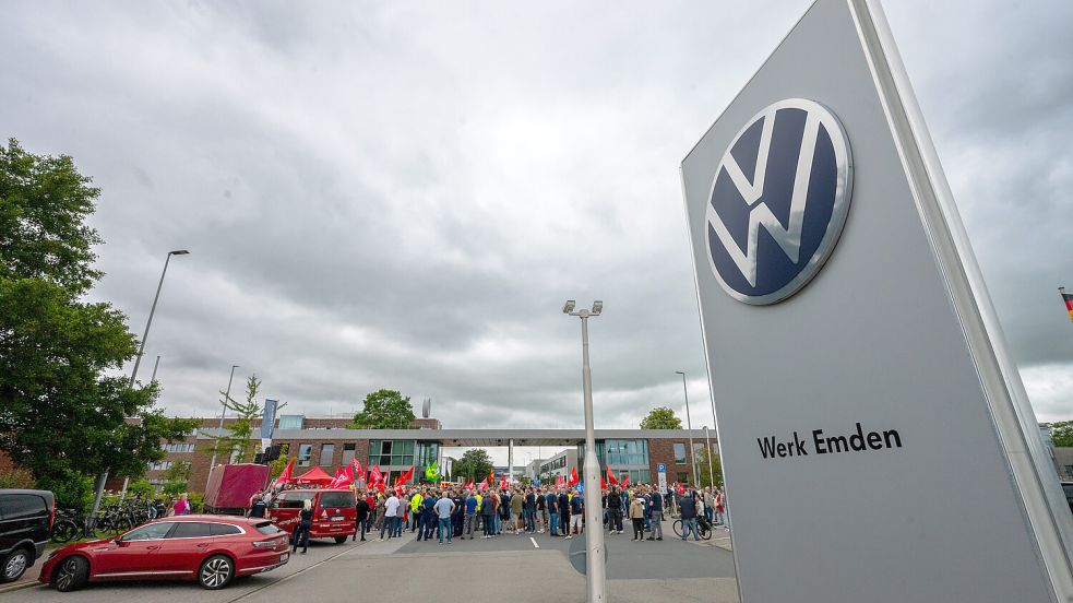 Die Belegschaft von VW Emden erwartet den Volkswagen-Vorstand an diesem Mittwoch. Foto: Klaus Ortgies/Archiv