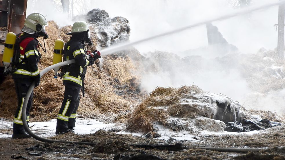 Die Tätigkeit von Feuerwehrleuten (hier bei einem Brand im Februar in Wirdum) ist anstrengend und erfordert deren Fitness. Foto: Thomas Dirks