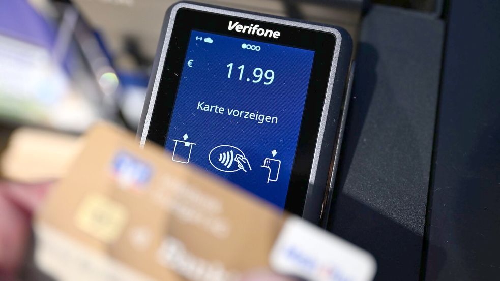 Viele Einkäufe werden bargeldlos bezahlt, oft kontaktlos quasi im Vorbeigehen. (Symbolbild) Foto: Bernd Weißbrod