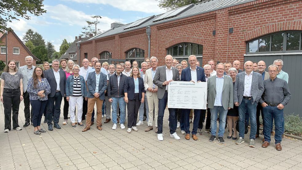 Mit der Unterzeichnung der Gründungsurkunde wurde die Hochwasserpartnerschaft Vechte offiziell ins Leben gerufen. Vertreterinnen und Vertreter der beteiligten Kommunen, Landkreise, Wasserverbände sowie der deutschen und niederländischen Partner bekannten sich zu einer engen Zusammenarbeit für einen zukunftsfähigen Hochwasserschutz entlang der Vechte. Foto: Landkreis Grafschaft Bentheim