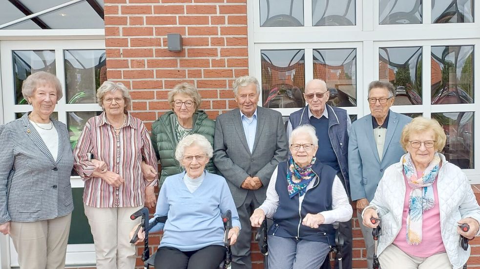 Die ehemaligen Mitschülerinnen und Mitschüler aus Warsingsfehn-West hatten sich ein Menge zu erzählen. Foto: privat