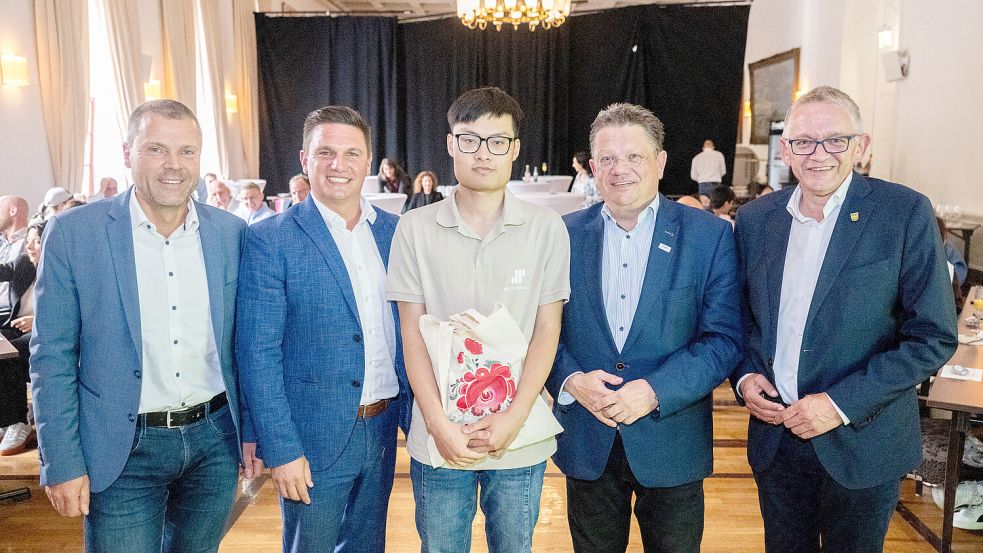 Trung Nguyen (Mitte) hat in diesem Jahr seine Ausbildung zum Steuerfachangestellten beim Unternehmen AFP-Die Berater in Norden abgeschlossen und wurde von seinem Arbeitgeber übernommen. Frank Ulrichs (von links), Bürgermeister der Stadt Norderney, Jelto Müller, Dr. Andreas Philippi und Aurichs Landrat Olaf Meinen gratulierten zur bestandenen Prüfung. Foto: WLA