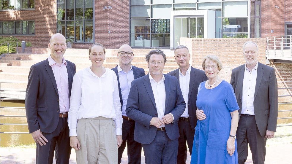 Christian Rose (von links, kaufmännischer Direktor) und Silke Oldenburg (wissenschaftliche Direktorin) von der Kunsthalle, die Vorstandsvorsitzenden Oliver Löseke (Sparkasse Aurich-Norden), Dr. Johannes Janssen (Sparkassenstiftung), Jens Jann (Sparkasse Emden), Eske Nannen (Vorsitzende des Aufsichtsrats der Kunsthalle) und Carsten Rinne (Sparkasse Leer-Wittmund) trafen sich in Emden zur Übergabe der 54.000 Euro-Förderung an das Museum. Foto: Tobias Bruns