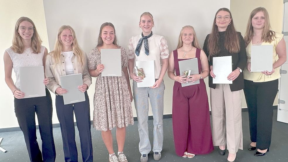 Diese jungen Frauen haben die doppelte Herausforderung gemeistert und sind nun examinierte Pflegefachfrauen. Foto: Klinikum