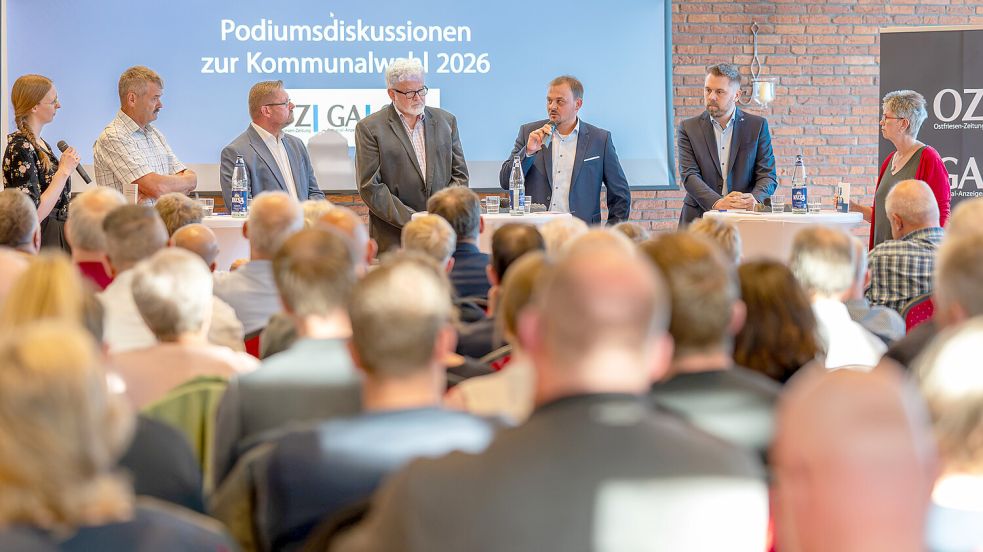 Die Podiumsdiskussion im Dorfgemeinschaftshaus in Holtland war gut besucht. Foto: Klaus Ortgies