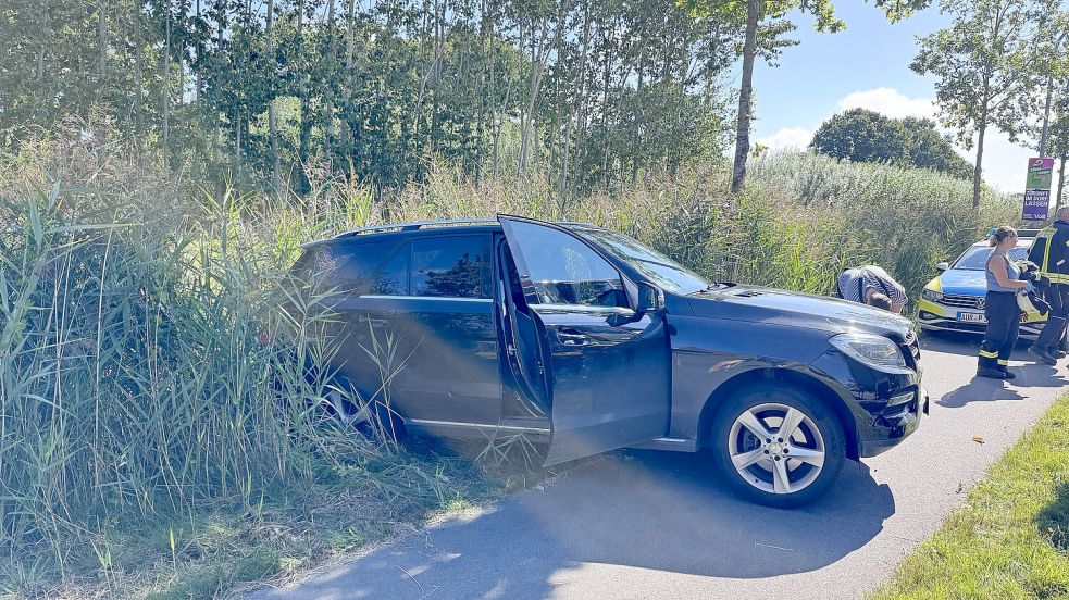 Der Wagen blieb auf einem Grünstreifen zwischen Graben und Radweg stehen. Foto: Holger Janssen