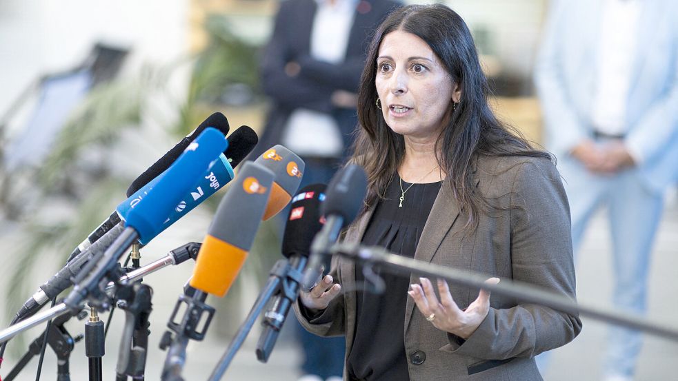 Höchst verärgert: Daniela Cavallo, Gesamt- und Konzernbetriebsratsvorsitzende bei Volkswagen. Foto: Michael Matthey/dpa