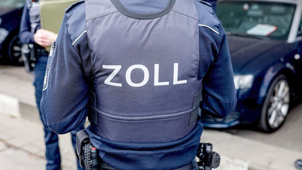 Der Zoll ist an mehreren Orten im Einsatz. Symbolfoto: Axel Heimken/dpa
