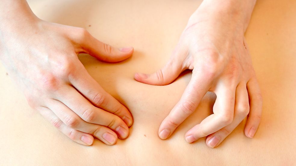 •Bei einer Massage, hier ein Symbolfoto, soll ein Auricher Hotel-Mitarbeiter eine junge Frau vergewaltigt haben. Foto: DPA