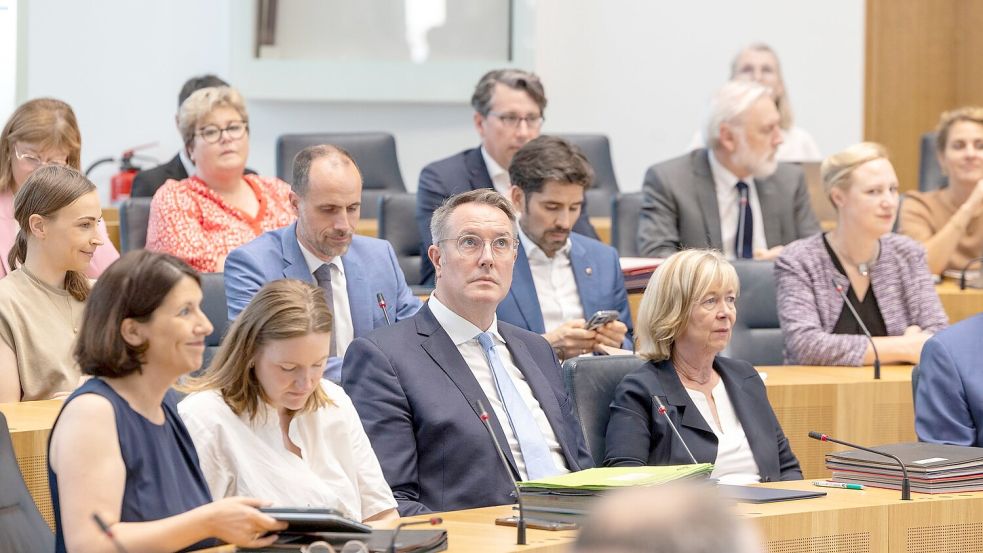 Rheinland-pfälzische Minister dürfen seit Sommer 2025 nach ihrem Ausscheiden aus dem Amt bis zu 18 Monate lang keinen neuen Job in der Wirtschaft annehmen, wenn Interessenkonflikte zu befürchten sind. (Symbolbild) Foto: Helmut Fricke/dpa