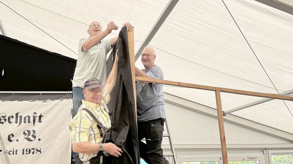 Im Festzelt bereiten Helfer die Bühne vor. Foto: Holger Janssen