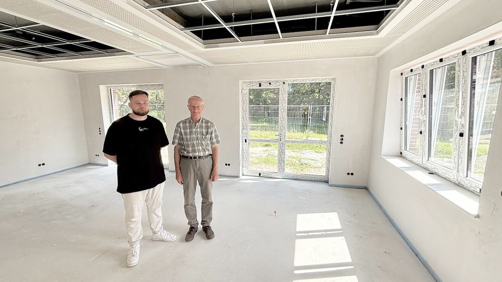 Dieser Tagungsraum im neuen Gemeindezentrum der Kirchengemeinde in Neermoor kann durch mobile Trennwände bei Bedarf geteilt werden. Der Kirchenratsvorsitzende Jakob Spekker (rechts) und der 1. stellvertretende Kirchenratsvorsitzende Rieko Dirksen sind von diesen Möglichkeiten sehr angetan. Foto: Karin Lüppen