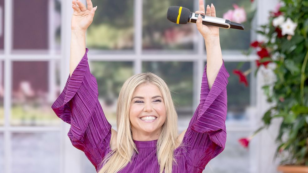 Die Sängerin Beatrice Egli, hier bei der Liveübertragung der ARD-Schlagershow „Immer wieder sonntags“, kommt nach Leer. Foto: Silas Stein/dpa