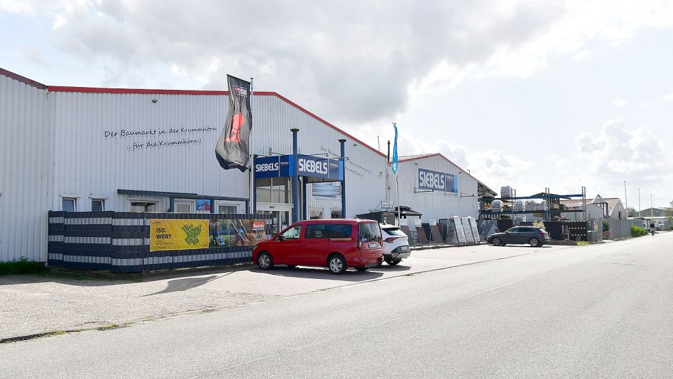 Der Standort des Baustoffhandels Siebels in Pewsum wurde Ende 2025 geschlossen, in Norden läuft das Geschäft weiter. Was passiert mit dem Grundstück im Pewsumer Gewerbegebiet? Foto: Heinz Wagenaar/Archiv