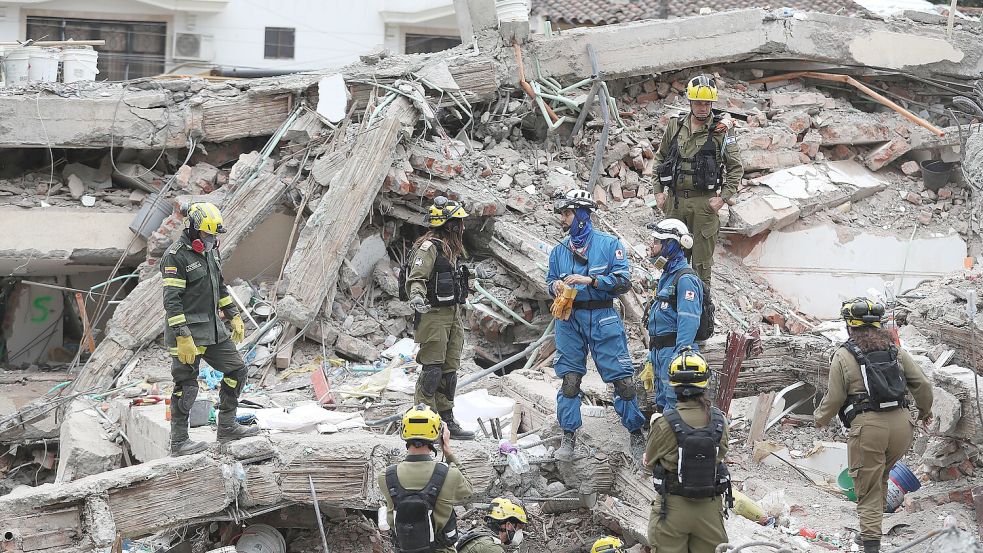 Mitglieder eines israelischen Such- und Rettungsteams sowie kolumbianische Rettungskräfte sehen eine Spur der Verwüstung nach dem schweren Erdbeben in der Provinz Chocó vor rund zwei Wochen. Foto: Santiago Saldarriaga