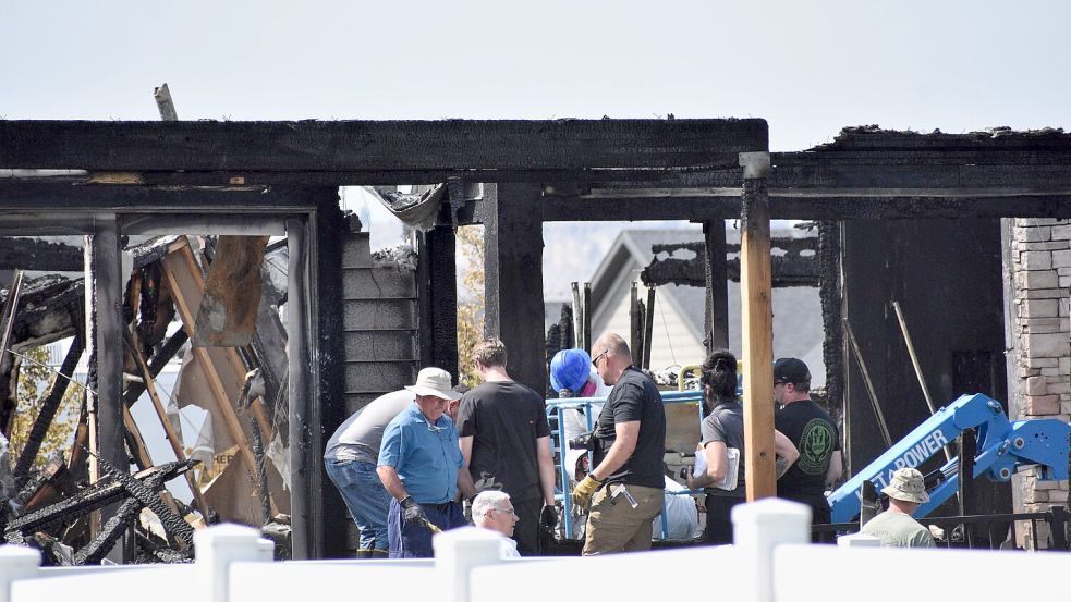 Die Bergung der Opfer aus dem abgebrannten Haus gestaltete sich schwierig. Foto: Matthew Brown/AP/dpa