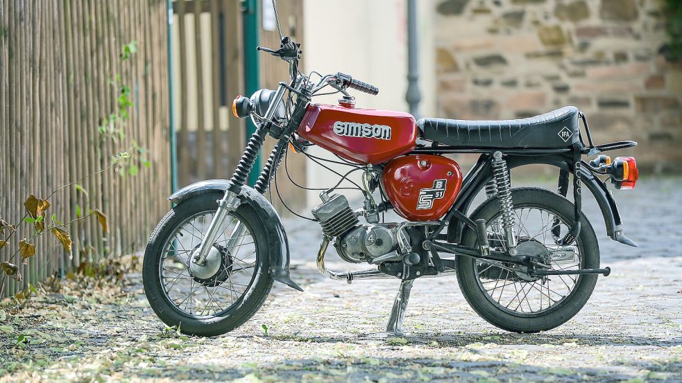 Jugendliche auf Mopeds in Pewsum: Die Gemeinde Krummhörn sieht bislang keinen konkreten Handlungsbedarf. Symbolfoto: Jan Woitas/dpa