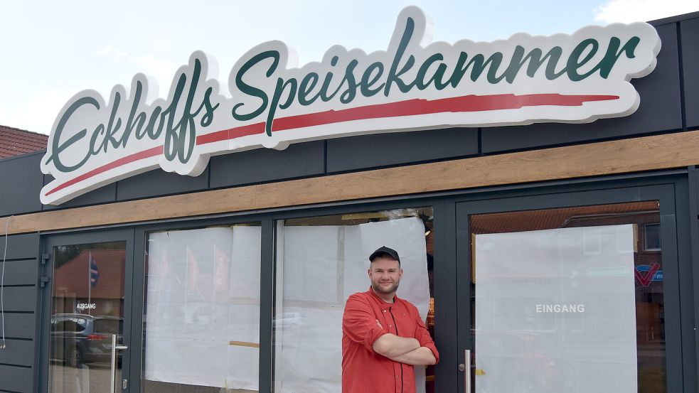 Patrick Eckhoff steht am Eingang des Smartstores: „Eckhoffs Speisekammer“ ist täglich 16 Stunden geöffnet – auch am Wochenende. Foto: Prins