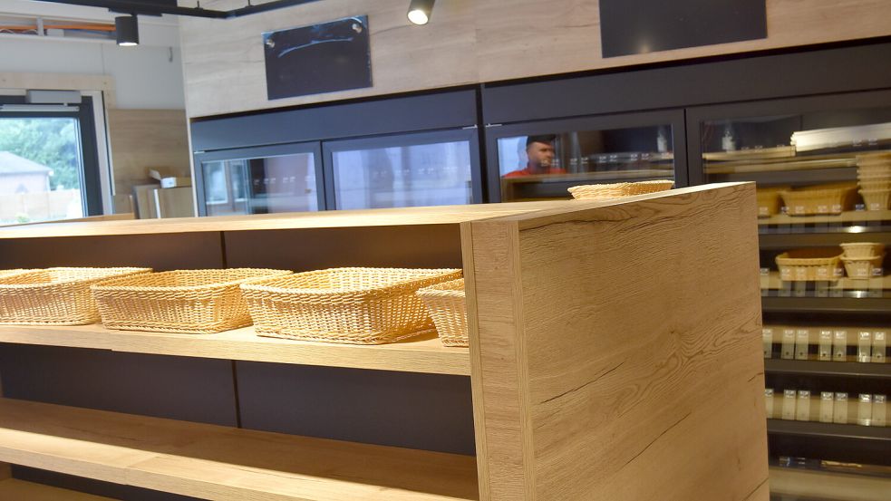 Hochwertige Einrichtung: In den Holzregalen werden regionale Lebensmittel präsentiert, die nicht gekühlt werden müssen. Dazu gehören Backwaren, Gebäck, Honig, Eier sowie Pralinen und Schokolade. Foto: Prins