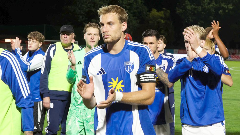 Peer Mahncke wird Kickers Emden auch in Delmenhorst mit der Binde auf den Platz führen. Der Vizekapitän zählt trotz seiner noch jungen 24 Jahre mit 129 Regionalliga-Spielen schon zu den Routiniers bei Kickers Emden. Foto: Jens Doden/Emden