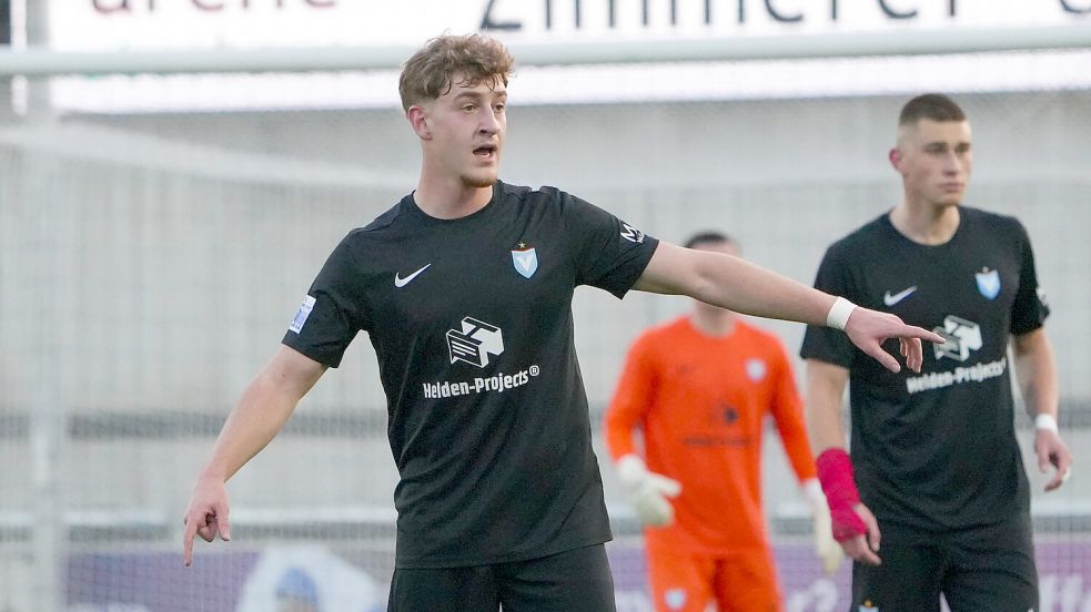 Moritz Berg befindet sich bei Kickers Emden gerade im Probetraining. Zuletzt spielte er für Kapfenberg in der zweiten österreichischen Liga. Hier ein Archivbild im Trikot von Viktoria Berlin aus dem April 2025. Foto: Imago