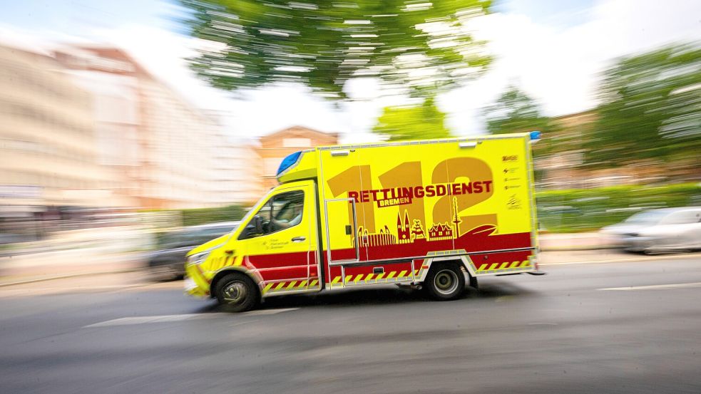 Ein 40 Jahre alter Radfahrer ist in Bremen-Huchting von einer umgestürzten Betonlaterne getroffen und schwer verletzt worden. Foto: Sina Schuldt / dpa