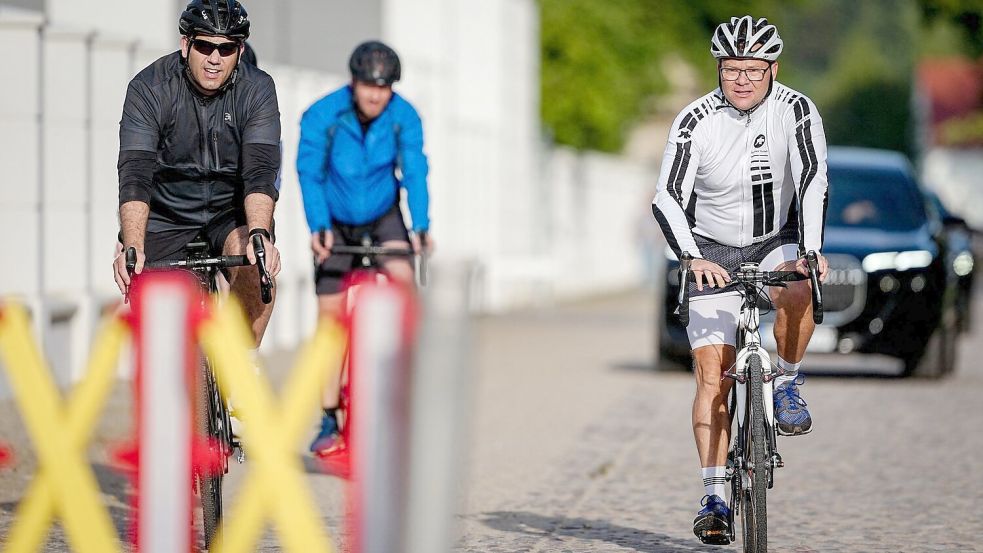 Vizekanzler Lars Klingbeil und Umweltminister Carsten Schneider hatten sogar Zeit, aufs Rad zu steigen. Foto: Kay Nietfeld/dpa