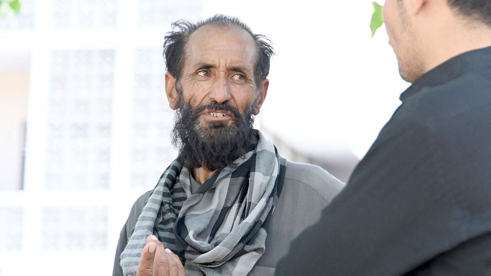 Bahadur Khan trauert um seine Zwillingstöchter, die in der Brandkatastrophe ums Leben kamen. Foto: Mathis Richtmann/dpa
