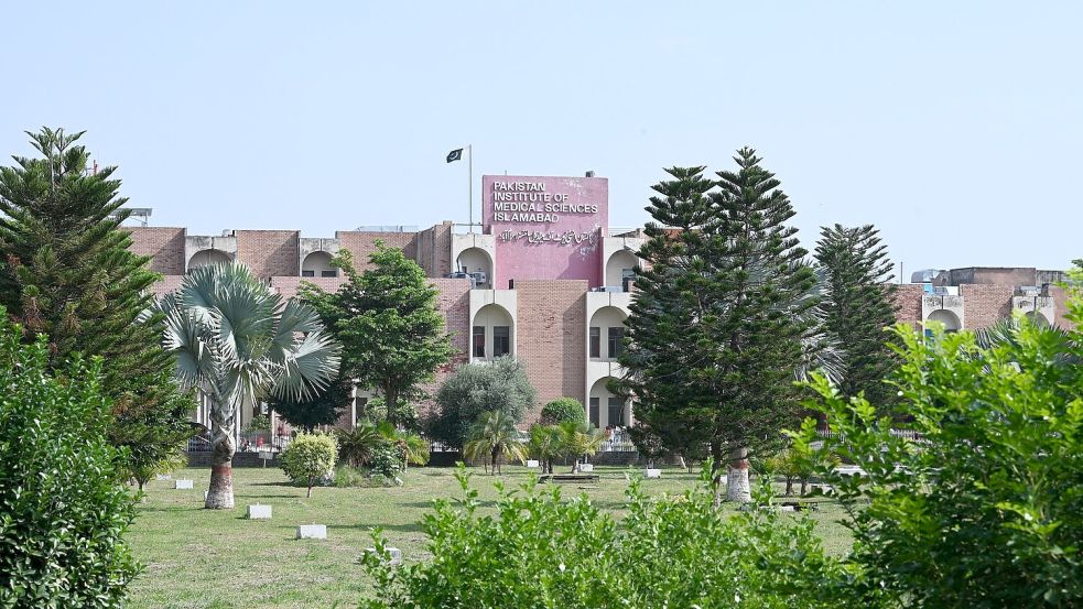 Im staatlichen Pakistan Institute of Medical Sciences wird auch unterrichtet. Foto: Mathis Richtmann/dpa