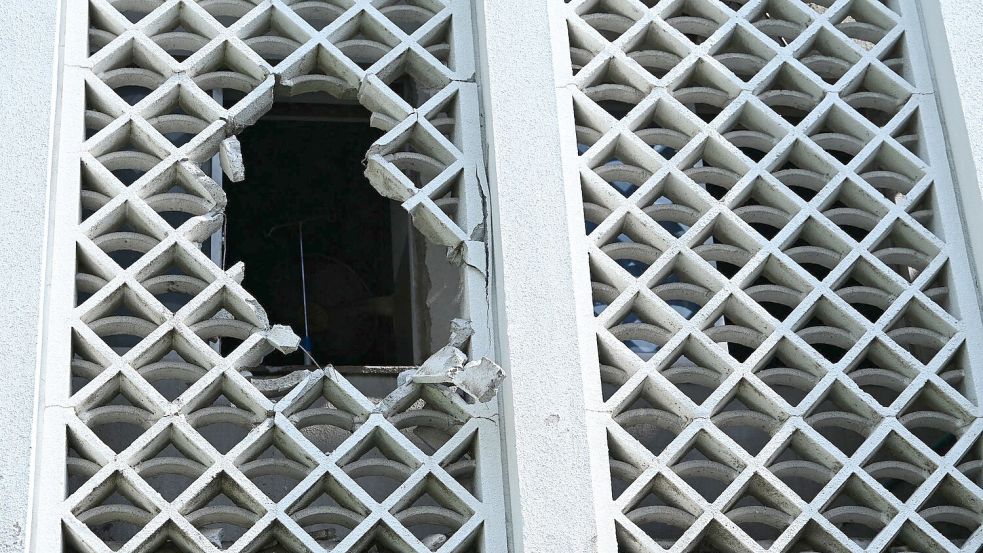 Rettungskräfte berichten, dass sie die Fenstervergitterungen der Säuglingsstation aufbrechen mussten. Foto: Mathis Richtmann/dpa