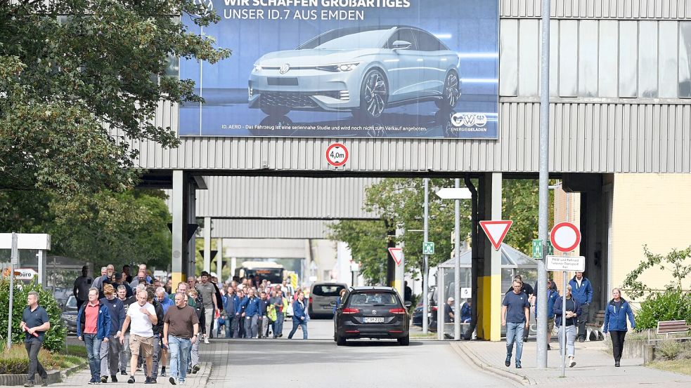 Wir schaffen Großartiges? Wie lange noch? VW-Mitarbeiter verlassen in Emden nach der Betriebsversammlung das Gelände. Foto: Lars Penning