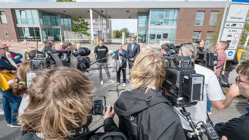Im Fokus des Medieninteresses: (von links) Emdens IG-Metall-Chef Thomas Preuß, Betriebsratschef Manfred Wulff und Oberbürgermeister Tim Kruithoff am Mittwoch vor dem ostfriesischen VW-Werk. Foto: Klaus Ortgies