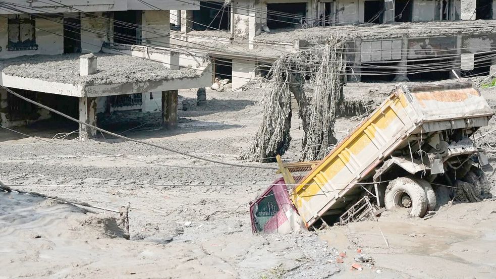 Ein Lkw versinkt in den Schlammmassen. Foto: Niranjan Shrestha/AP/dpa