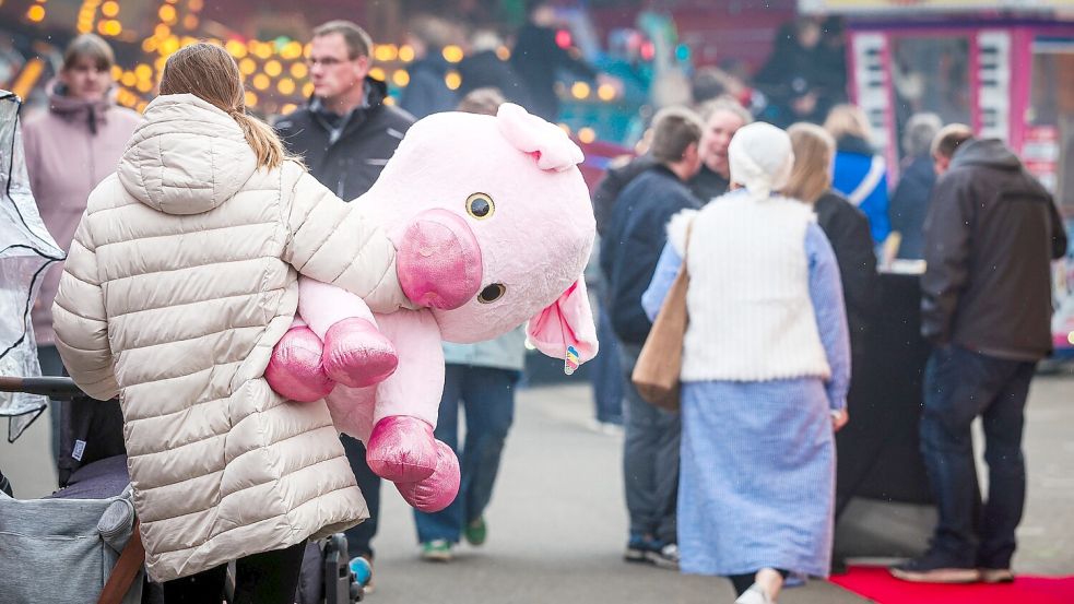 Erstmals fand in diesem Jahr der Emder Ostermarkt nicht auf dem Schützenplatz, sondern auf dem Parkplatz der BBS I statt. Der Grund: Streit zwischen Schaustellern und Schützen. Foto: Jens Doden/Archiv