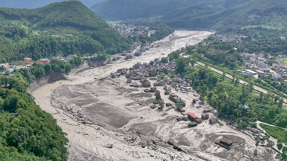 Die Sturzflut hat viele Häuser erfasst. Foto: Niranjan Shrestha/AP/dpa