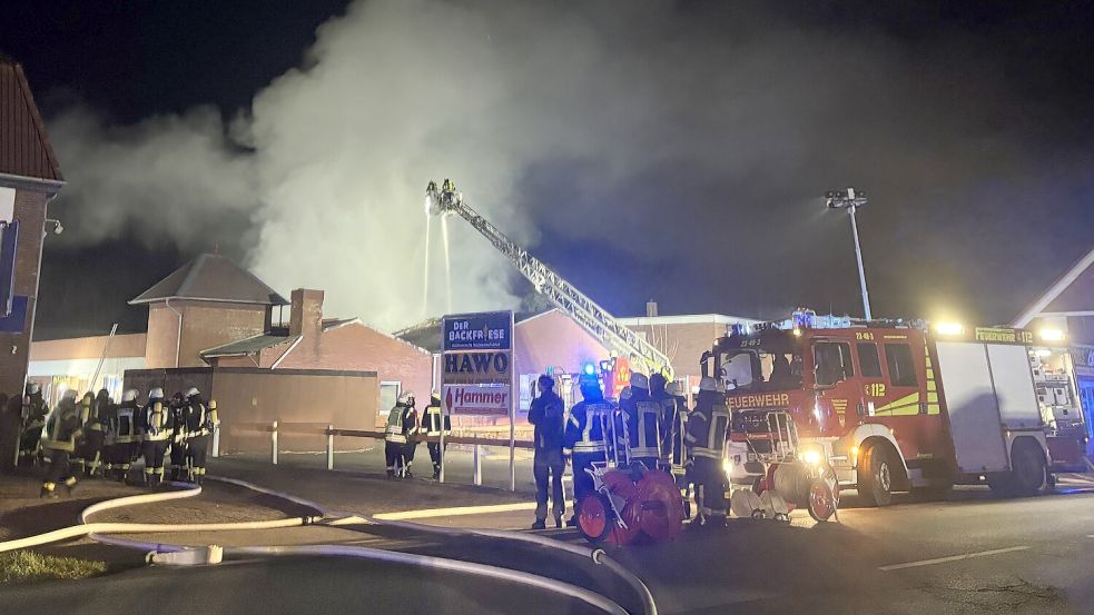 Am Abend des 6. März 2026 stand ein Teil des Moordorfer Hawo-Marktes lichterloh in Flammen. Foto: Feuerwehr