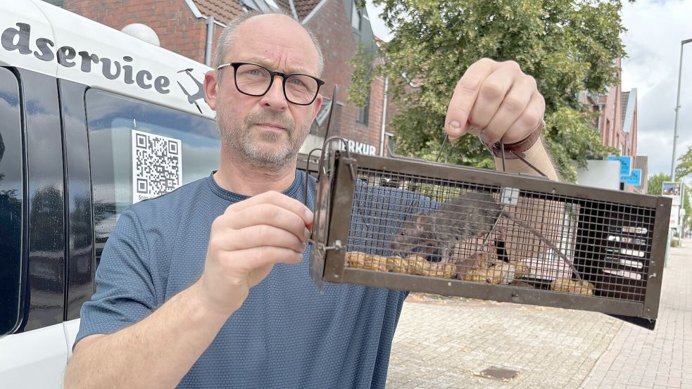 Michael Kugler aus Voßbarg mit „Ratte Nummer 28“: Innerhalb eines Monats sind ihm nach eigenen Angaben mehr als 30 Ratten auf seinem Grundstück am Kanal in die Falle gegangen. Foto: Nicole Böning