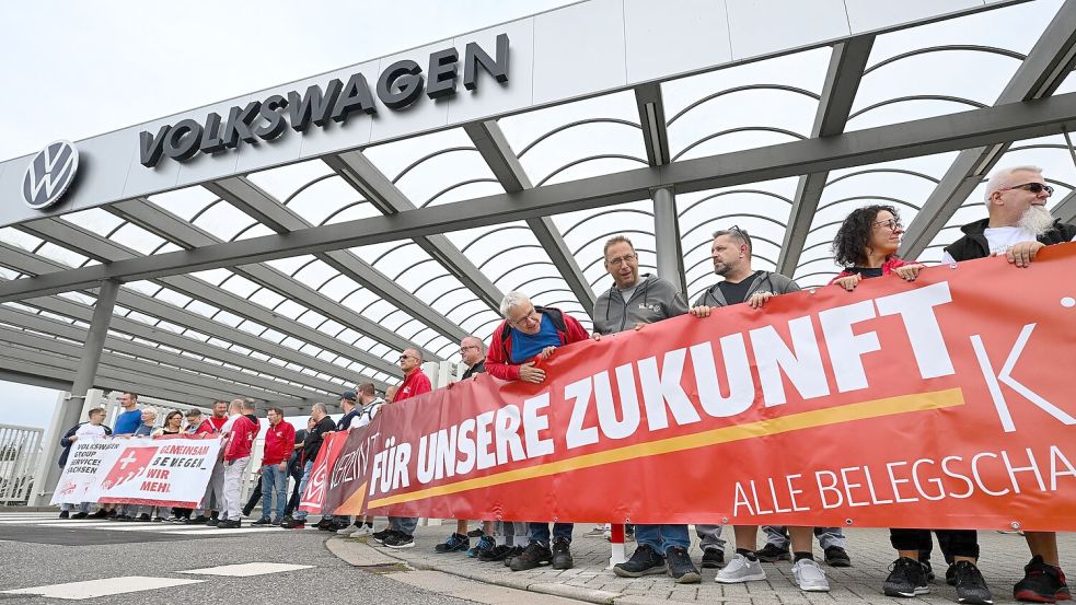 Vor der Betriebsversammlung von VW in Zwickau demonstrieren Beschäftigte am Werkstor. Foto: Hendrik Schmidt