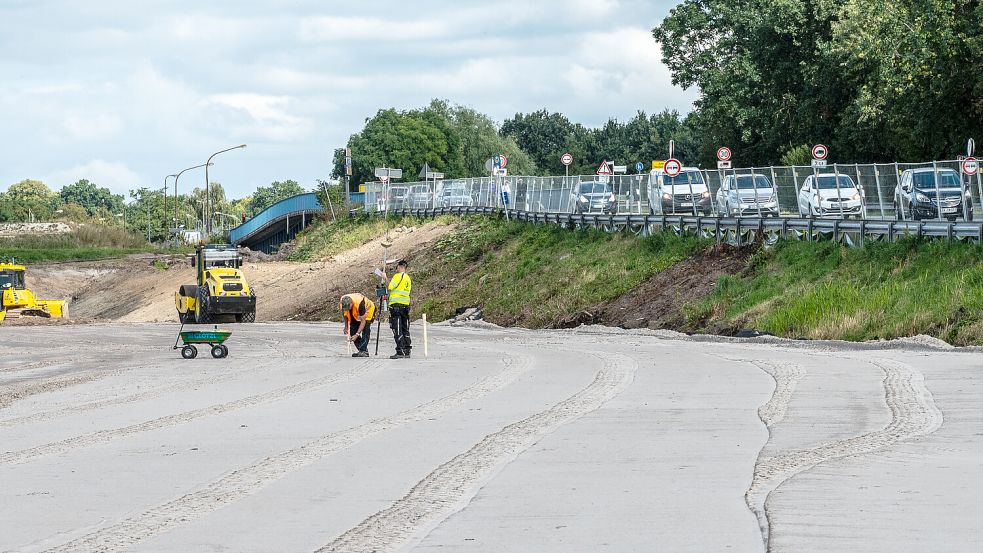 Es fließt viel Verkehr an der Baustelle entlang. Foto: Klaus Ortgies