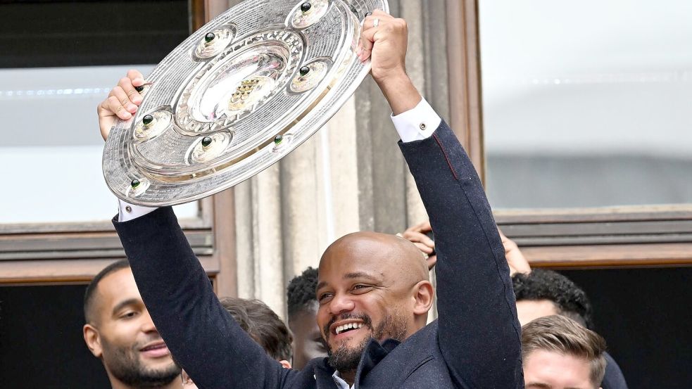 Alles auf null: Vincent Kompany mit der Meisterschale. (Archivbild) Foto: Sven Hoppe/dpa