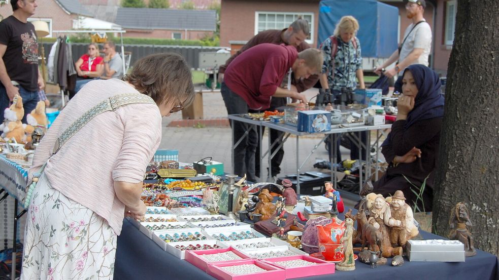 Viele nutzen die Gelegenheit, in Ruhe zu stöbern beim Flohmarkt in Simonswolde. Foto: Archiv/Imke Cirksena