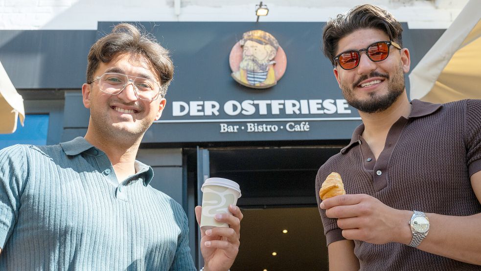 Eröffnen bald ein Restaurant in Greetsiel: die Emder Gastronomen Halil Kalmaz und Tolga Öztürk, hier vor ihrem Restaurant "Der Ostfriese" am Neuen Markt. Foto: Klaus Ortgies/Archiv