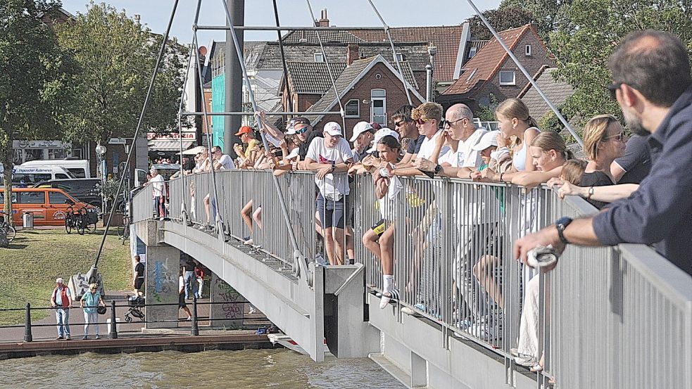 Die Nessebrücke bietet sich nahezu perfekt als Zuschauertribüne an. Von hier haben Besucher einen tollen Blick auf die gesamte Regattastrecke. Foto: Wolters