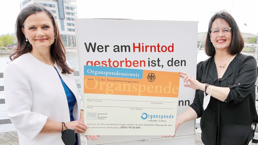 Die CDU-Bundestagsabgeordnete Gitta Connemann (links) engagiert sich schon lange gemeinsam mit Barbara Backer, der Vorsitzenden der Organtransplantierten Ostfriesland, für mehr Organspenden. Archivfoto: Werl